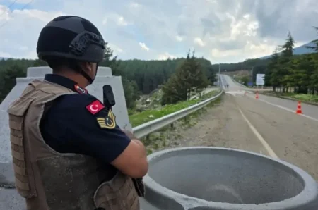 U Turskoj napadač iz vatrenog oružja ubio četvero ljudi, ranio osmero U Turskoj napadač iz vatrenog oružja ubio četvero ljudi, ranio osmero