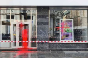 Na dvije prodavnice u sarajevskoj ulici Ferhadija bačena crvena boja i ispisano 4S
