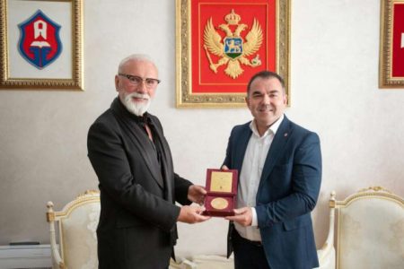 Dini Merlinu uručen medaljon Ivana Crnojevića Dini Merlinu uručen medaljon Ivana Crnojevića