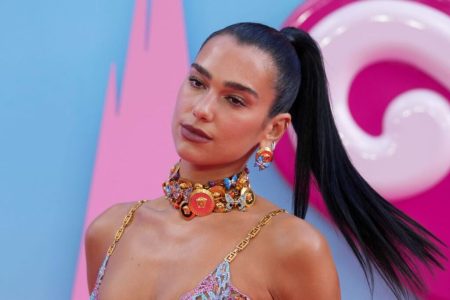 Dua Lipa tužila Samsung za 15 miliona dolara zbog neovlaštenog korištenja njenog lika na TV ambalaži