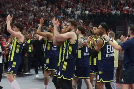 Organizacijski propusti na Final Fouru Eurolige izazvali oštre reakcije nakon što su navijači Fenerbahcea ostali ispred dvorane u Atini Organizacijski propusti na Final Fouru Eurolige izazvali oštre reakcije nakon što su navijači Fenerbahcea ostali ispred dvorane u Atini