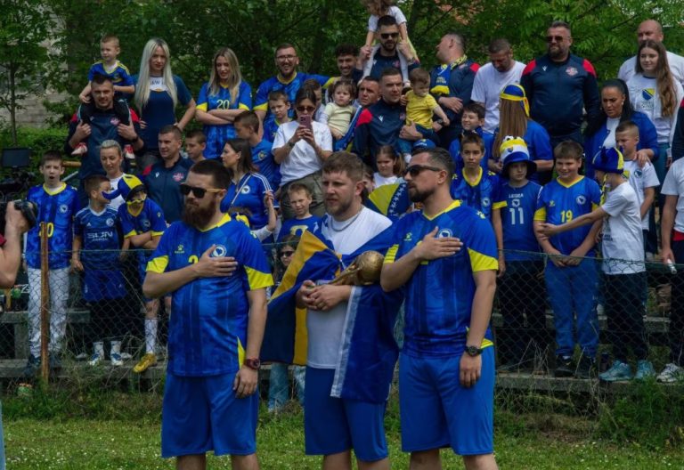 Helem Nejse objavio pjesmu Svjetsko, a naše kao navijačku posvetu reprezentaciji BiH nakon plasmana na Mundijal Helem Nejse objavio pjesmu Svjetsko, a naše kao navijačku posvetu reprezentaciji BiH nakon plasmana na Mundijal