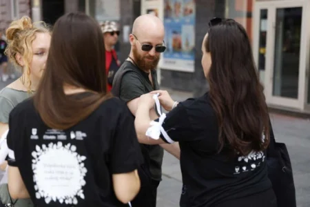 Dan bijelih traka obilježen u Sarajevu: Mladi poslali poruku da žrtve Prijedora ne smiju biti zaboravljene Dan bijelih traka obilježen u Sarajevu: Mladi poslali poruku da žrtve Prijedora ne smiju biti zaboravljene