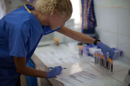 Zdravstveni radnici u Kongu se bore protiv epidemije ebole koja se brzo širi
