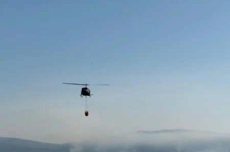 Helikopter OS BiH gasi požar na nepristupačnom terenu u općini Jablanica