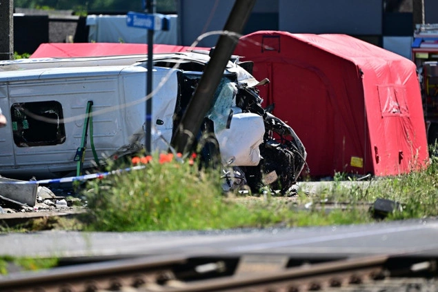 Voz udario u školski autobus u Belgiji, više osoba smrtno stradalo Voz udario u školski autobus u Belgiji, više osoba smrtno stradalo