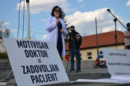 Ljekari i stomatolozi u Tuzlanskom kantonu stupaju u generalni štrajk Ljekari i stomatolozi u Tuzlanskom kantonu stupaju u generalni štrajk