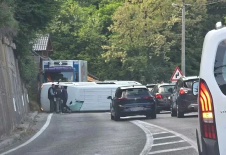 Prevrnuo se minibus kod Jablanice: Saobraćaj potpuno obustavljen u Ostrošcu Prevrnuo se minibus kod Jablanice: Saobraćaj potpuno obustavljen u Ostrošcu