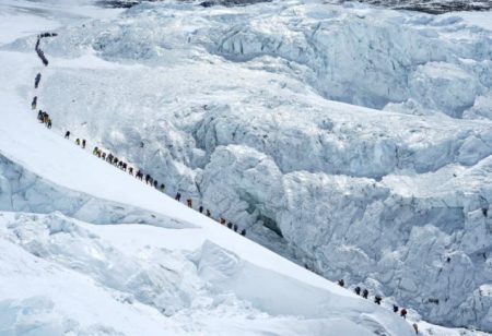 Rekordnih 274 planinara osvojilo Mount Everest u jednom danu