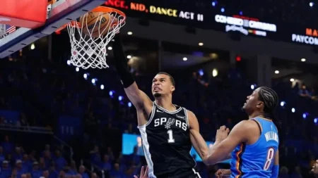 San Antonio poslije dva produžetka pobijedio Oklahomu i poveo u finalu Zapadne konferencije NBA lige San Antonio poslije dva produžetka pobijedio Oklahomu i poveo u finalu Zapadne konferencije NBA lige