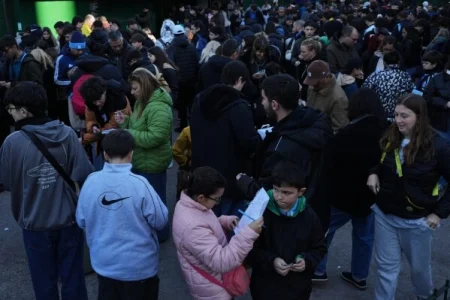 Groznica SP: Hiljade ljudi na argentinskim trgovima sakupljaju i razmjenjuju Paninijeve sličice