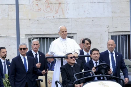 Papa upozorava na spiralu uništenja koja povezuje rat i nove tehnologije