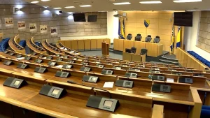 Klupe ostale prazne: Privremene nesuglasice ili blokade i trgovina pozicijama?
