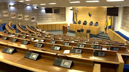 Klupe ostale prazne: Privremene nesuglasice ili blokade i trgovina pozicijama?