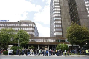 Bivši radnici Krivaje pred zgradom Vlade FBiH, traže rješenja za njihov status