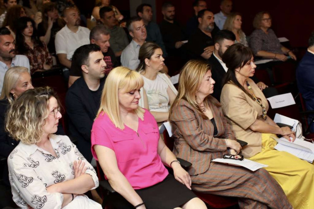 Radnici u kulturi i umjetnici u RS traže veće plate i unapređenje statusa zaposlenih Radnici u kulturi i umjetnici u RS traže veće plate i unapređenje statusa zaposlenih