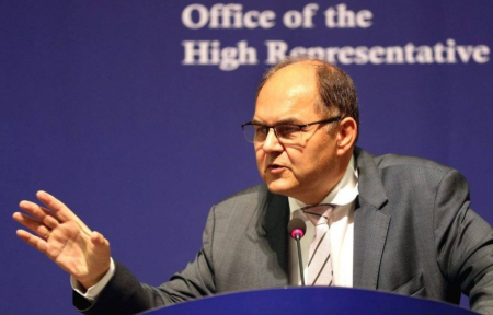 Kad o demokratiji govori onaj ko je prekršio Ustav: Schmidt slavi istinski glas građana!?