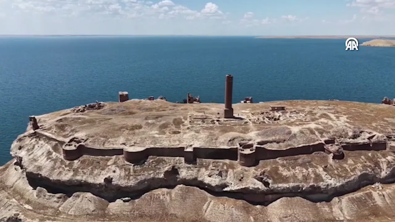 Historijski dvorac Jaabar uzdiže se iznad Eufrata u sjevernoj Siriji