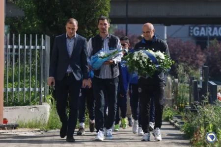 Učesnici memorijalnog turnira posjetili Škijin grob Učesnici memorijalnog turnira posjetili Škijin grob