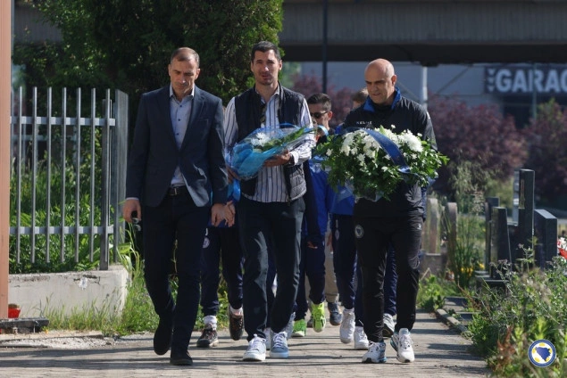 Učesnici memorijalnog turnira posjetili Škijin grob Učesnici memorijalnog turnira posjetili Škijin grob