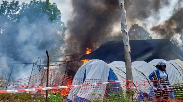 Bijesna masa zapalila šatore bolnice za ebolu u DR Kongu nakon spora oko tijela preminulog Bijesna masa zapalila šatore bolnice za ebolu u DR Kongu nakon spora oko tijela preminulog
