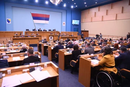 Stevandićev prijedlog o zatvaranju OHR podržavaju i poslanici iz vlasti i opozicije Stevandićev prijedlog o zatvaranju OHR podržavaju i poslanici iz vlasti i opozicije