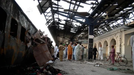 Eksplozija izazvala iskakanje voza iz tračnica u Pakistanu, najmanje 27 povrijeđenih