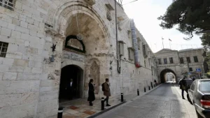 Izraelski okupator snimljen kako skrnavi Katedralu Svetog Jakova u Jerusalemu