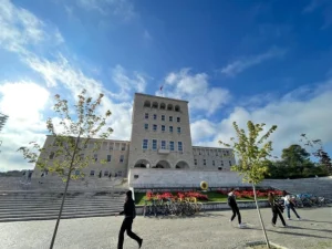 Desetine studenata u Tirani javilo se u bolnicu zbog sumnje na trovanje hranom