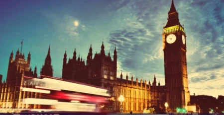 Velika Britanija odložila dio novih sankcija na rusku naftu da bi zaštitila domaće potrošače Velika Britanija odložila dio novih sankcija na rusku naftu da bi zaštitila domaće potrošače