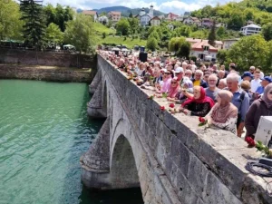 Obilježena 34. godišnjica zločina nad Bošnjacima Višegrada, u Drinu spušteno 3.000 ruža