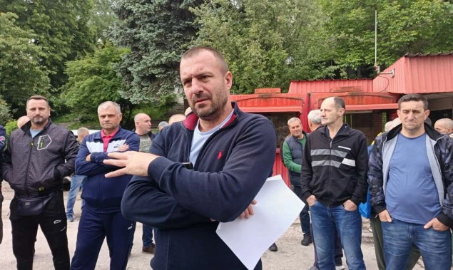 Penzioneri zeničkog rudnika protestirali pred Upravom, rudari obustavili vađenje opreme iz jame Penzioneri zeničkog rudnika protestirali pred Upravom, rudari obustavili vađenje opreme iz jame