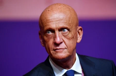 FIFA pooštrava pravila na Mundijalu: Crveni kartoni za skrivanje usta i strožija borba protiv odugovlačenja FIFA pooštrava pravila na Mundijalu: Crveni kartoni za skrivanje usta i strožija borba protiv odugovlačenja