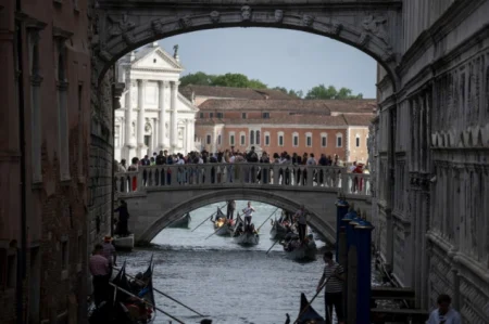 Venecija razmatra povećanje ulazne takse za jednodnevne posjetioce do 50 eura Venecija razmatra povećanje ulazne takse za jednodnevne posjetioce do 50 eura