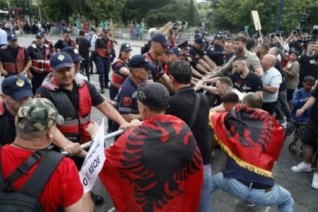 Hiljade Albanaca peti dan protestuju: Albanija nije na prodaju