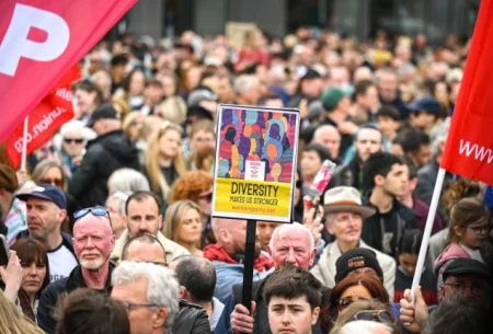 Hiljade ljudi u Belfastu protestovale protiv antiimigrantskog nasilja
