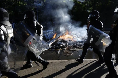 Evian i Ženeva u fokusu: Macron stigao pred početak samita, protesti protiv G7 prerasli u nerede Evian i Ženeva u fokusu: Macron stigao pred početak samita, protesti protiv G7 prerasli u nerede