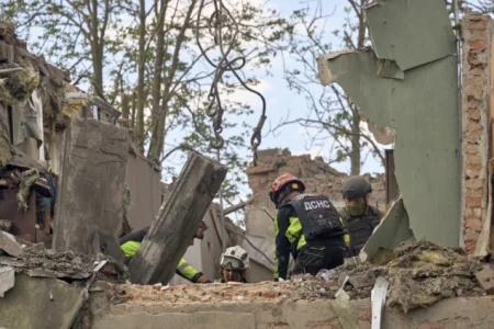 Rusija bombardovala stambenu zgradu u Harkovu, poginula najmanje jedna osoba Rusija bombardovala stambenu zgradu u Harkovu, poginula najmanje jedna osoba