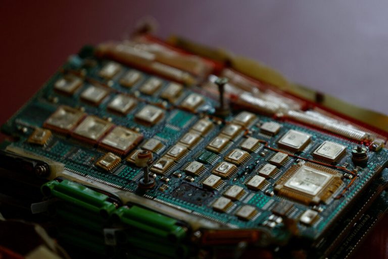 Kraj tastature i miša? Tehnološki giganti ulažu milijarde u računare koji sami obavljaju zadatke