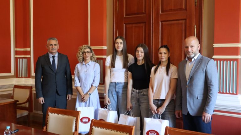 Učenice JU Ekonomske škole na prijemu kod gradonačelnika Učenice JU Ekonomske škole na prijemu kod gradonačelnika