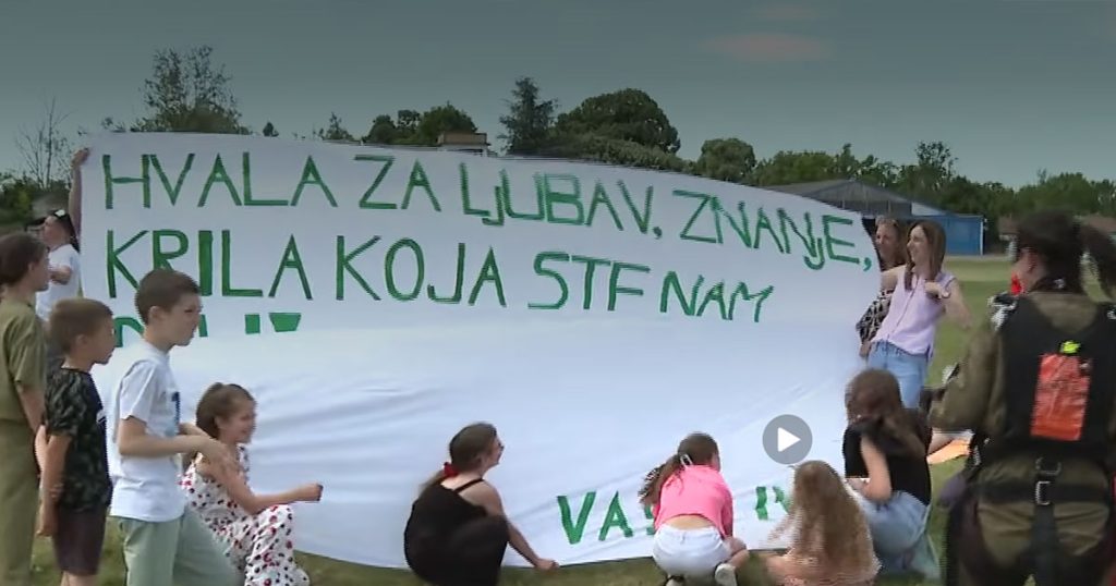 Učenici su predali nastavniku padobranski skok sa visine od 3000 metara