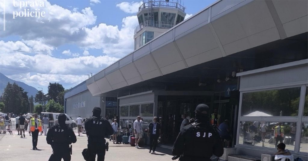 Avion iz Srbije sa 90 putnika zadržan je na tivatskom aerodromu, čekajući provjere