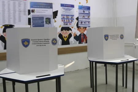 Na Kosovu otvorena birališta za prijevremene parlamentarne izbore Na Kosovu otvorena birališta za prijevremene parlamentarne izbore