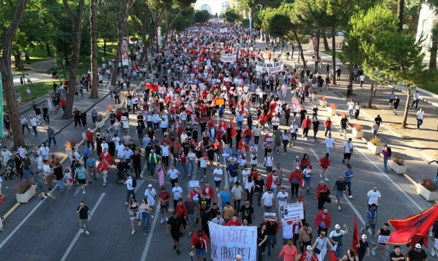 Osmi dan protesta u Tirani: Hiljade građana tražilo obustavu projekta u Zvernecu i ostavku Rame Osmi dan protesta u Tirani: Hiljade građana tražilo obustavu projekta u Zvernecu i ostavku Rame