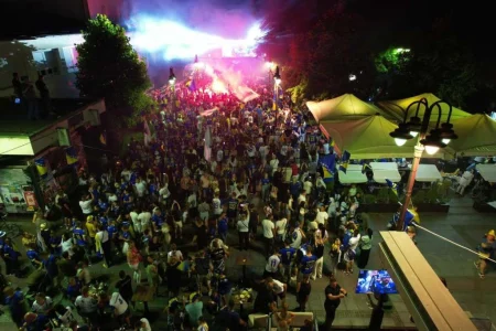 U Brčkom na Trgu više hiljada građana slavilo pobjedu Zmajeva, slavlje se proširilo ulicama