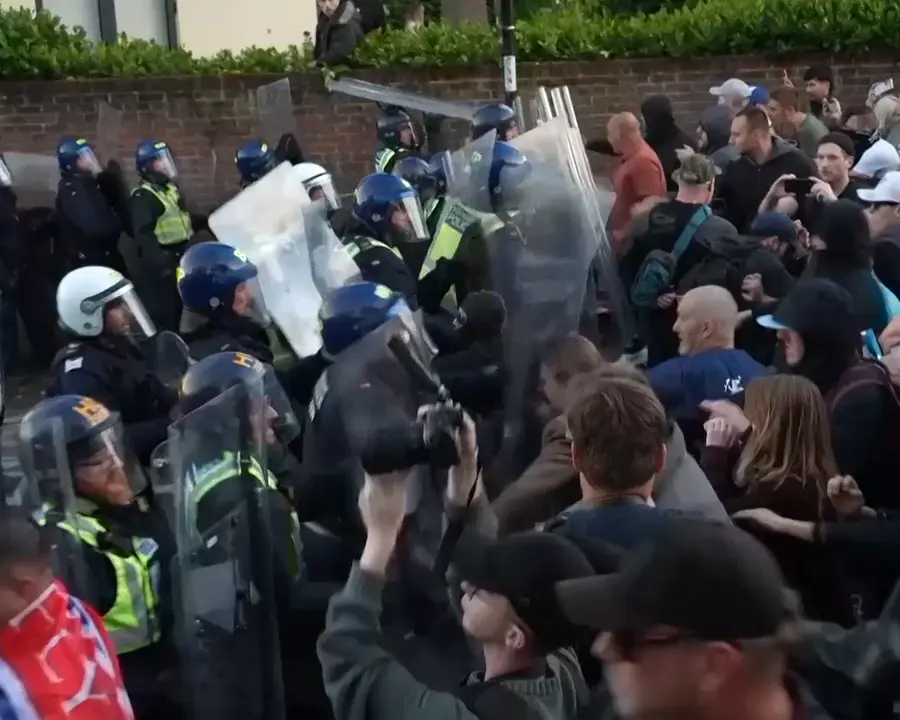 Sukobi demonstranata i policije u Southamptonu nakon ubistva mladića Henryja Nowaka Sukobi demonstranata i policije u Southamptonu nakon ubistva mladića Henryja Nowaka