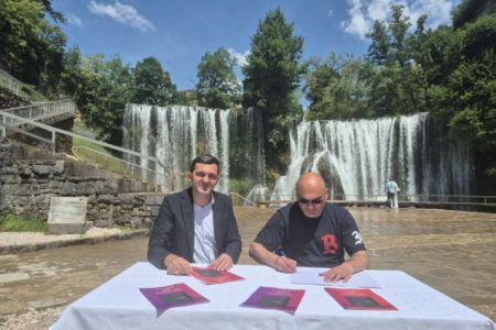 Muzički spektakl godine pod vodopadom u Jajcu – Regionalne zvijezde stižu na Desant 2026