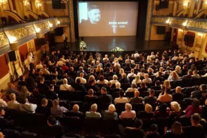 Održana komemoracija Edinu Avdiću: Oproštaj od novinara i čovjeka izuzetnog karaktera i stručnosti