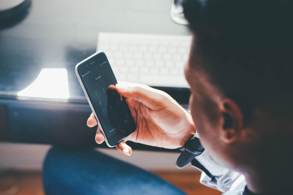Strah od telefonskih poziva košta mlade zaposlenike povišica i poslovnih prilika