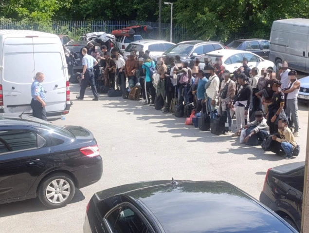 Državljanin BiH uhapšen u Kozarskoj Dubici: U kombiju pronađen 51 migrant Državljanin BiH uhapšen u Kozarskoj Dubici: U kombiju pronađen 51 migrant